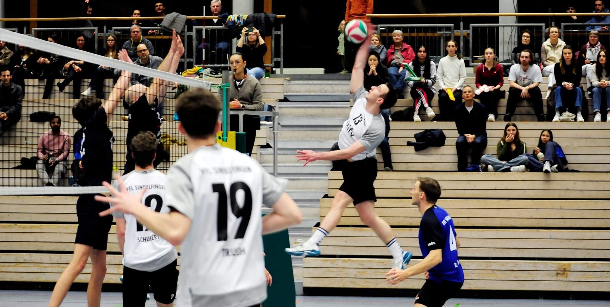 Lukas Thiem am Schlag. Die Sindelfinger Volleyballer überzeugt nur im ersten Satz und im Tiebreak  gegen Ravensburg.