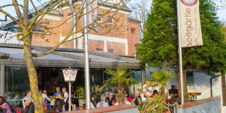 Viele Menschen genießen es, wenn sie bei warmen Temperaturen in den Abendstunden in Biergärten, Cafés und Restaurants draußen sitzen können.