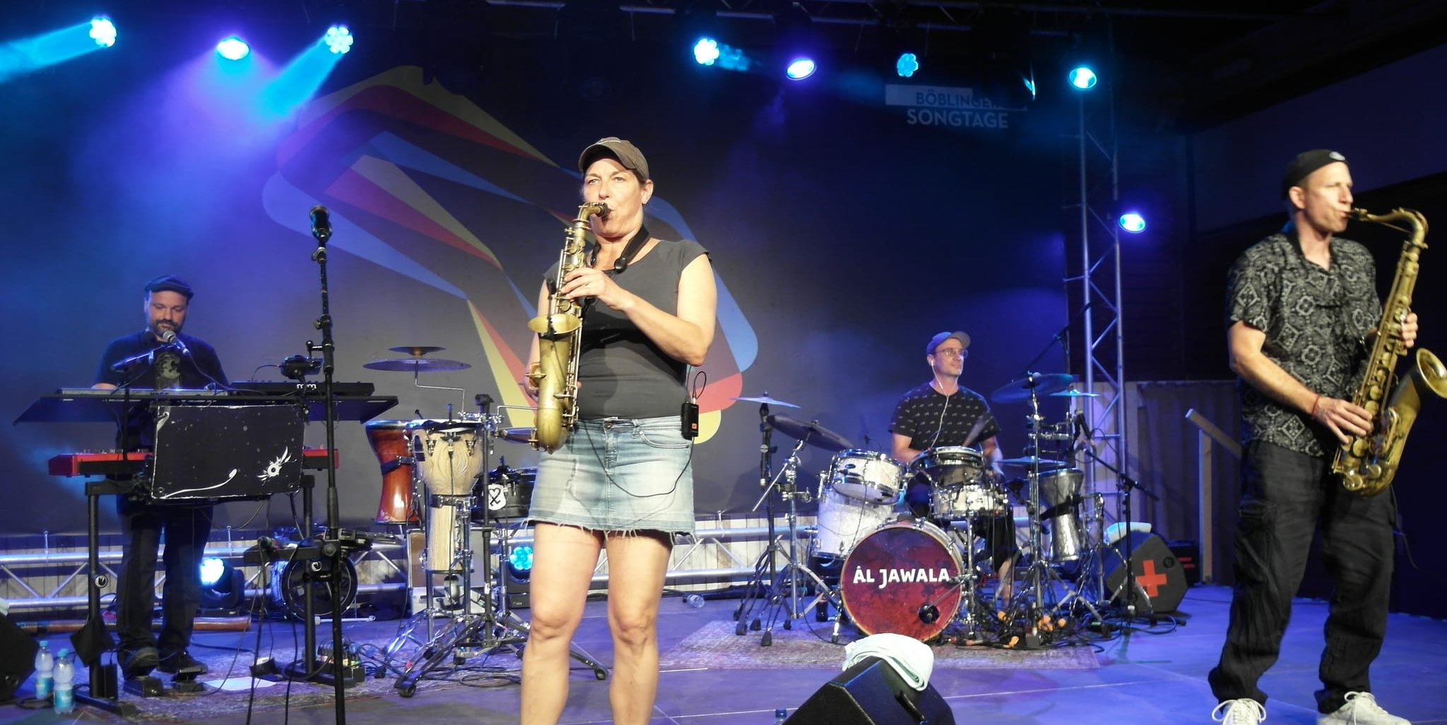 Als das Quartett Äl Jawala haben die Freiburger Markus Schumacher, Steffi Schimmer, Daniel Pellegrini und Christian Lukanow (von links) vor gut 80 Zuschauern bei der Böblinger Veranstaltungsreihe „Sommer am See“ mit ihrem elektrisierenden Balkan-Dance-Pop, den sie selbst „World Wild Music“ nennen, die Böblinger Alte Tüv-Halle in einen überschäumend brodelnden Tanzboden verwandelt.