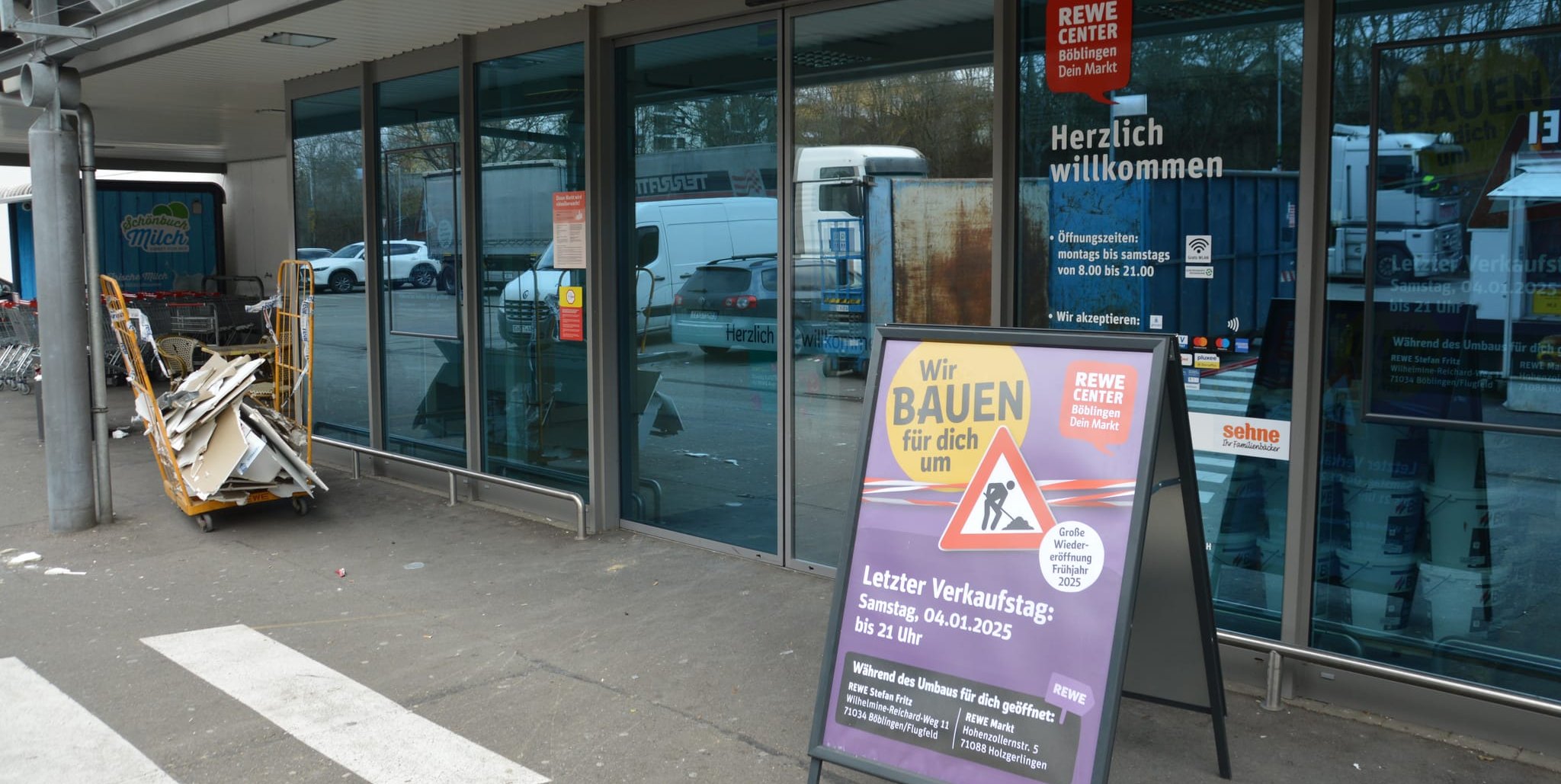Eingangsbereich des Rewe-Centers im Röhrer Weg 18 in Böblingen.