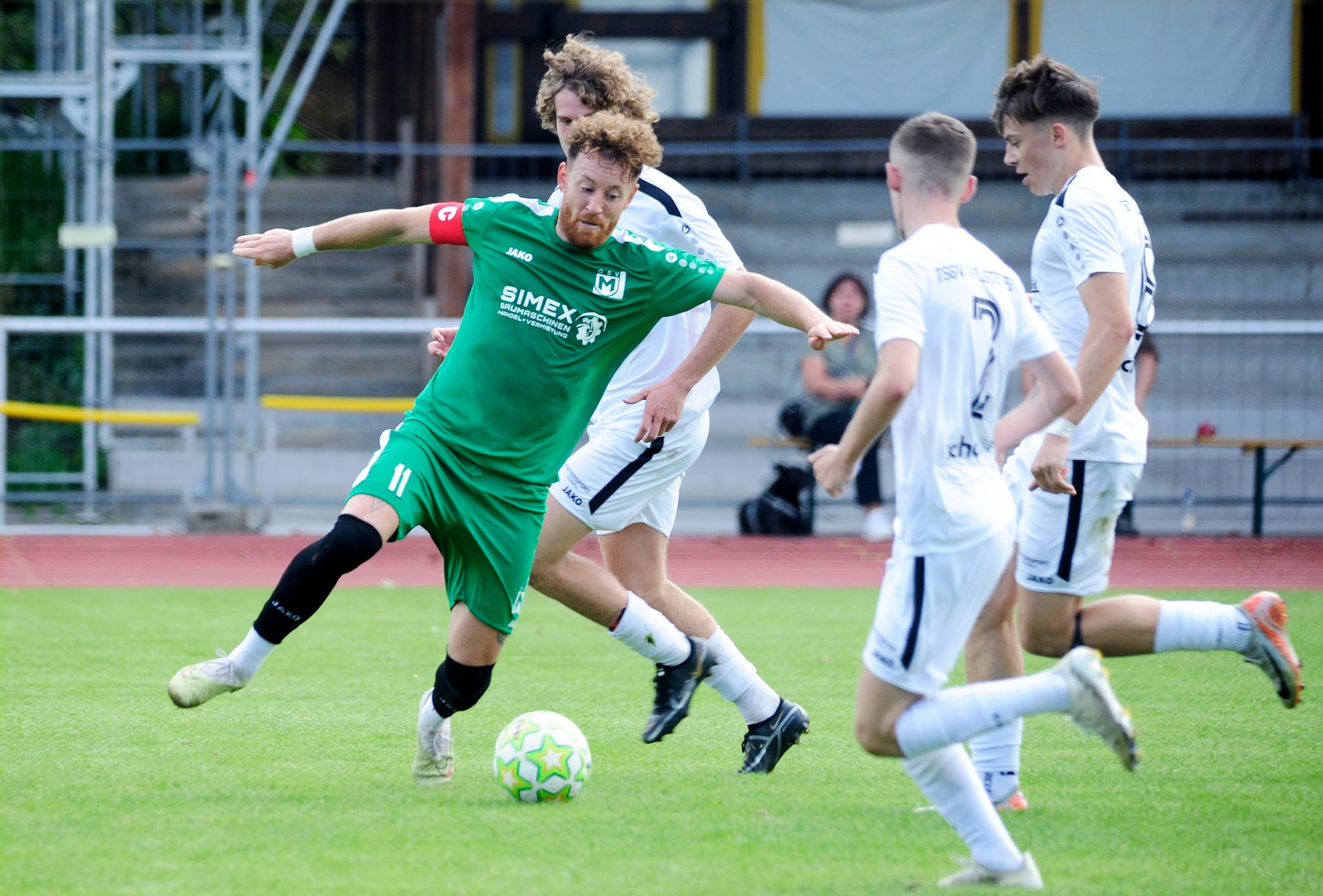 Kapitän Michael Klauß (grünes Trikot) und der GSV Maichingen setzen sich vorerst in der Spitzengruppe der Landesliga fest.