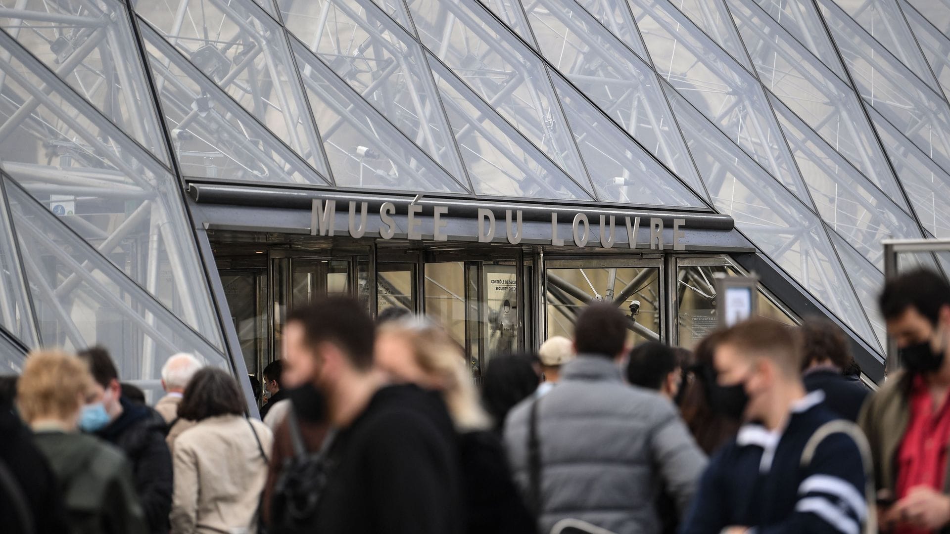 Louvre-Personal kann nicht mehr - bis zu 20.000 Besucher drängen sich täglich allein vor der weltberühmten "Mona Lisa" von Leonardo da Vinci.