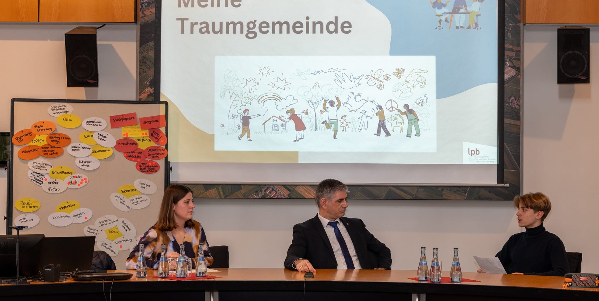 Die Ergebnisse der Arbeitsgruppe vorzutragen gehört für Elias Gutekunst  (rechts) genauso zum Gespräch mit Bürgermeister Ioannis Delakos, während Sara Schmalzried (Landeszentrale für politische Bildung) moderiert.Bild: Nüßle