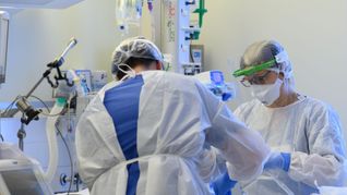 Intensivpflegerinnen in Schutzkleidungen auf einer Covid-19 Intensivstation: In Sachsen beschäftigen sich Virologen mit der Aufarbeitung der Corona-Pandemie (Symbolfoto).