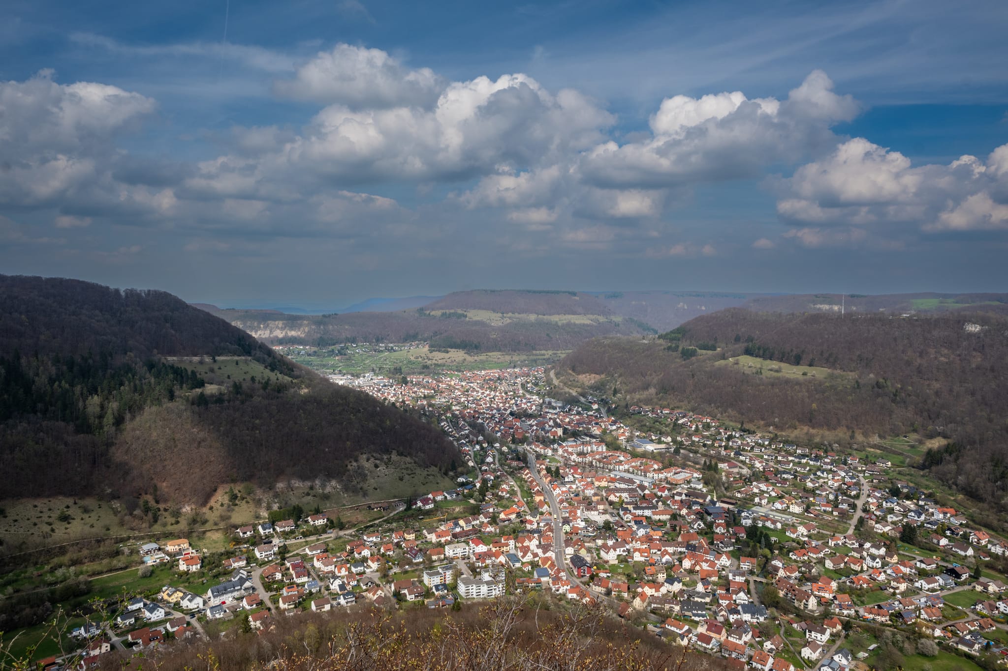 Der Blick ins Tal öffnet
