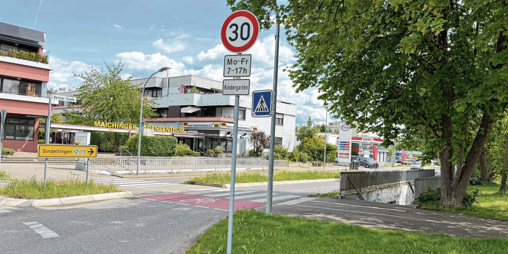 Am Kreisverkehr beim Hallenbad begrenzt ein Schild mit dem Hinweis „Kindergarten“ die Höchstgeschwindigkeit auf Tempo 30.