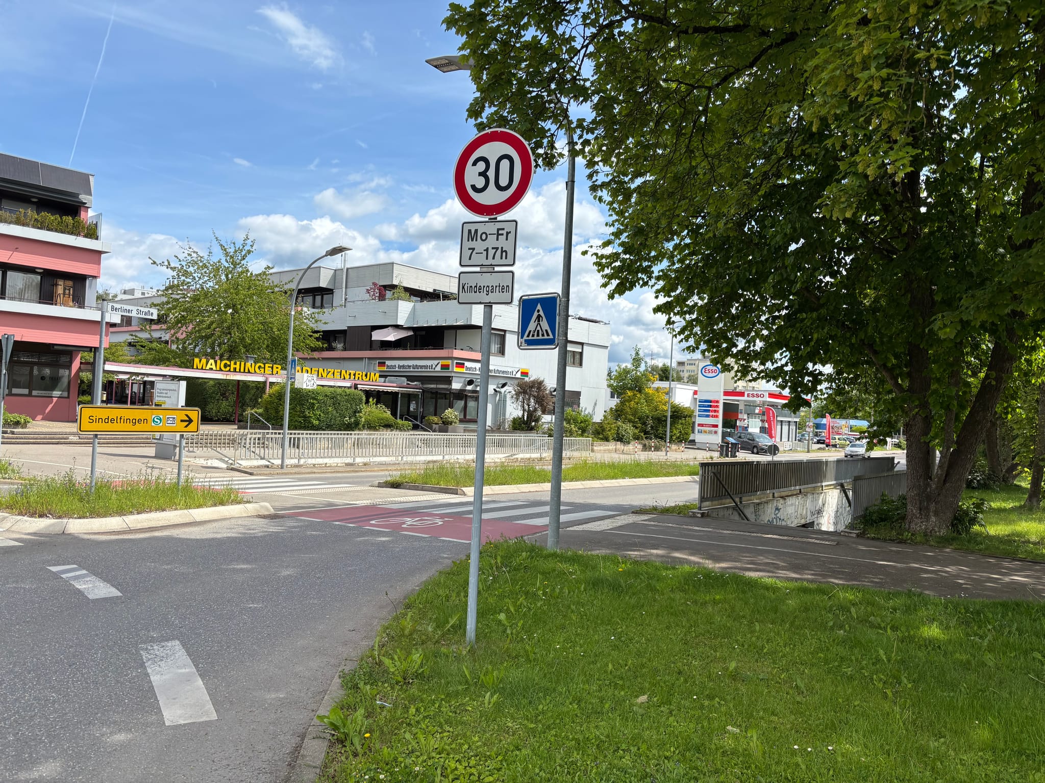 Am Kreisverkehr beim Hallenbad begrenzt ein Schild mit dem Hinweis „Kindergarten“ die Höchstgeschwindigkeit auf Tempo 30.