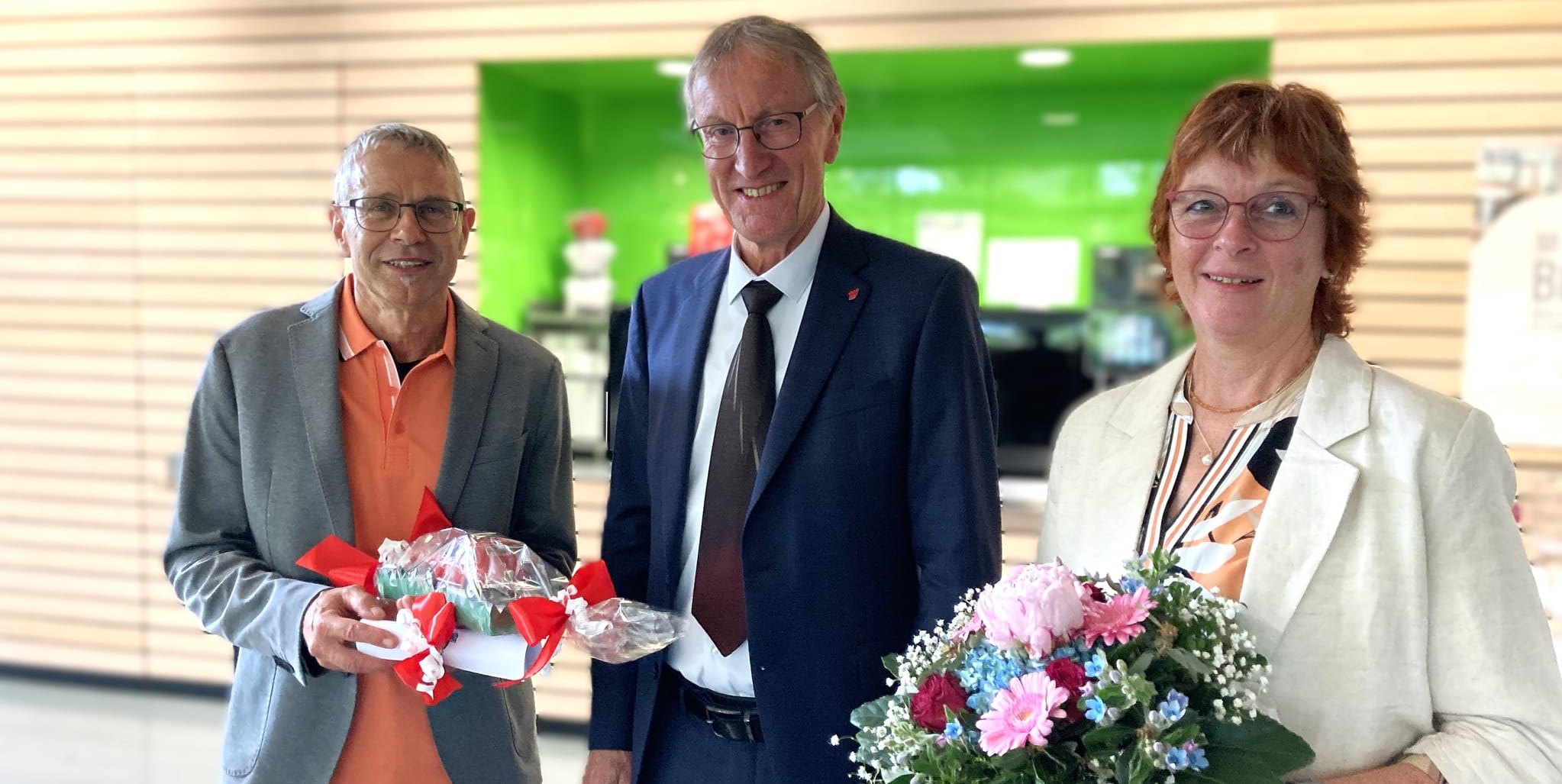 Landrat Roland Bernhard (Mitte) beglückwünscht Thomas Wagner und dessen Frau Bettina Wagner.