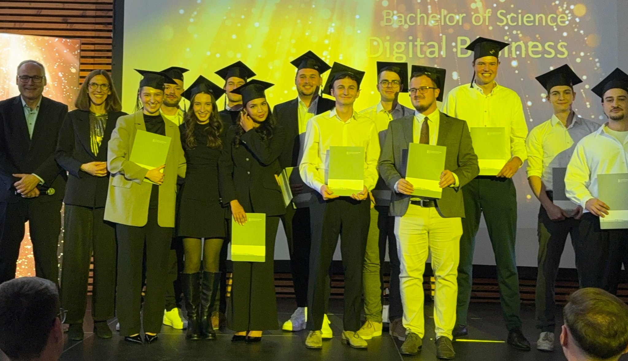 Von links: Prof. Dr. Alexander Rossmann (Leiter des Herman Hollerith Zentrums), Prof. Dr. Katrin Schein (Studiengangsleiterin), sowie die Graduierten des Studiengangs Digital Business (DIB).