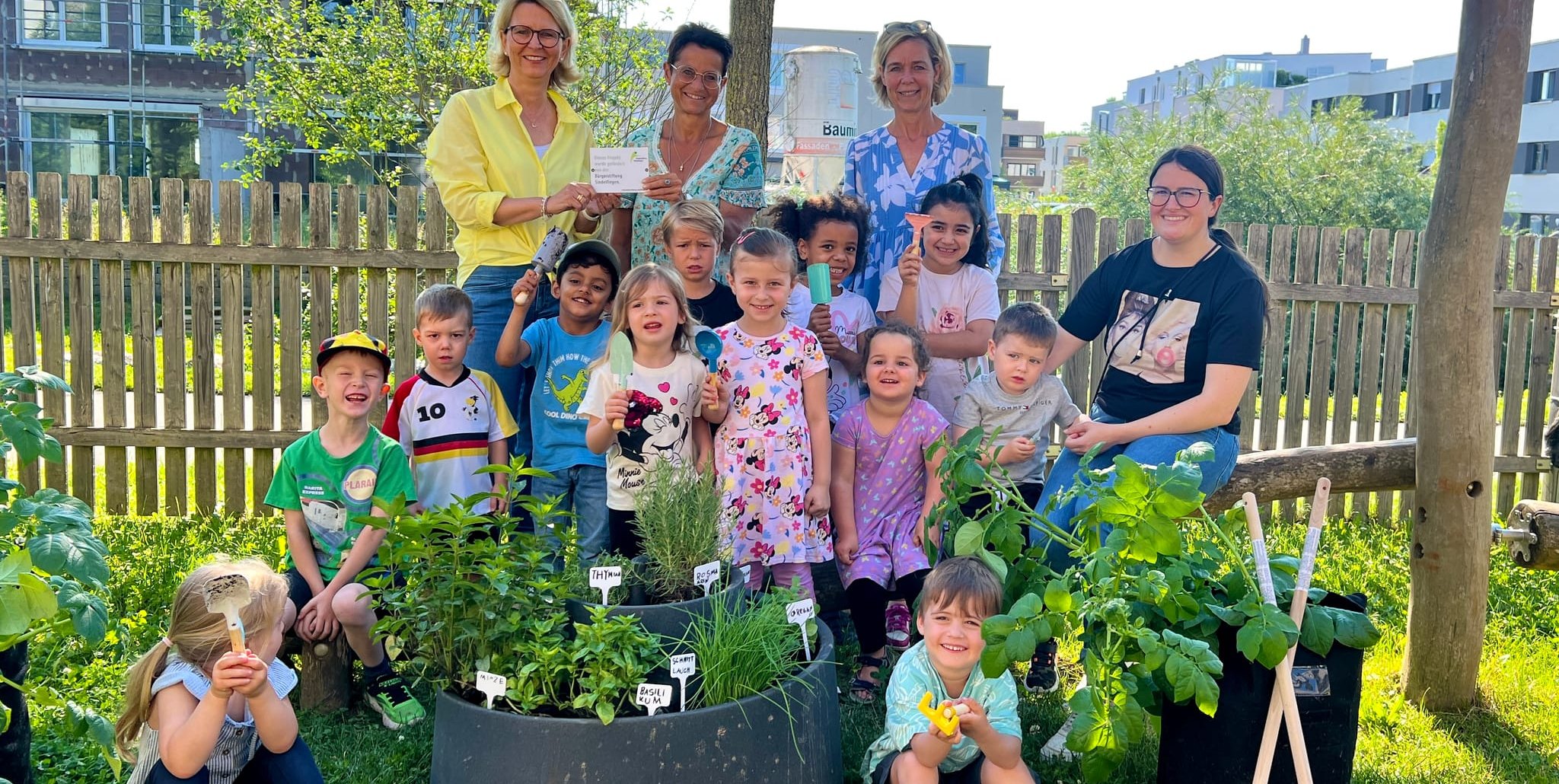 Auf unserem Foto (von links): Kinder aus den Gruppen der KiTa Allmendäcker gemeinsam mit Heike Stahl (Bürgerstiftung Sindelfingen), Susann Gerstweiler (Leiterin), Heike Portig-Kohlmann und Sandra Wochele vom KiTa-Team.