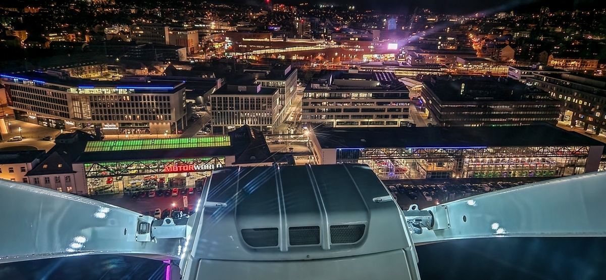Abendlicher Blick vom Riesenrad auf dem Flugfeld. Bild: Dettenmeyer