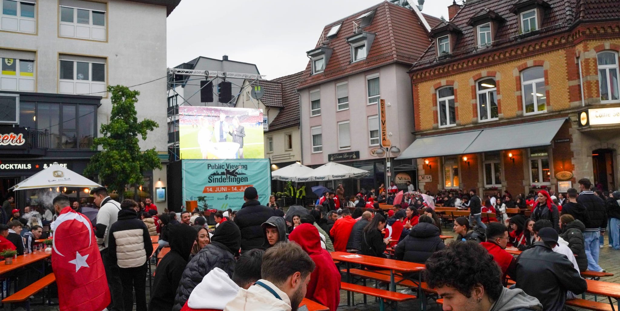 Auch eine türkischen Fahne kann bei 14 Grad wärmen.