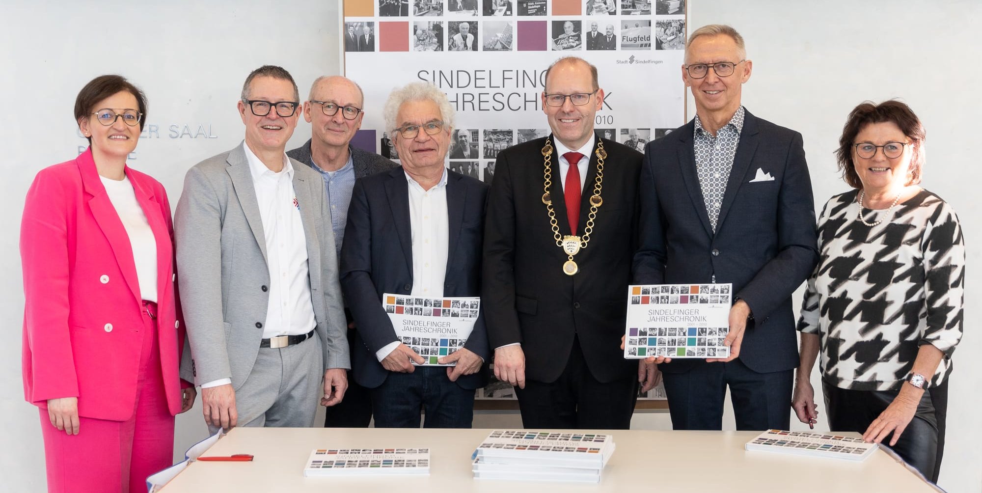 Präsentieren die neue Stadtchronik: Astrid Paul, Markus Nau, Horst Zecha, Peter Bausch, Dr. Bernd Vöhringer, Christian Gangl, Doris Leddin (von links).