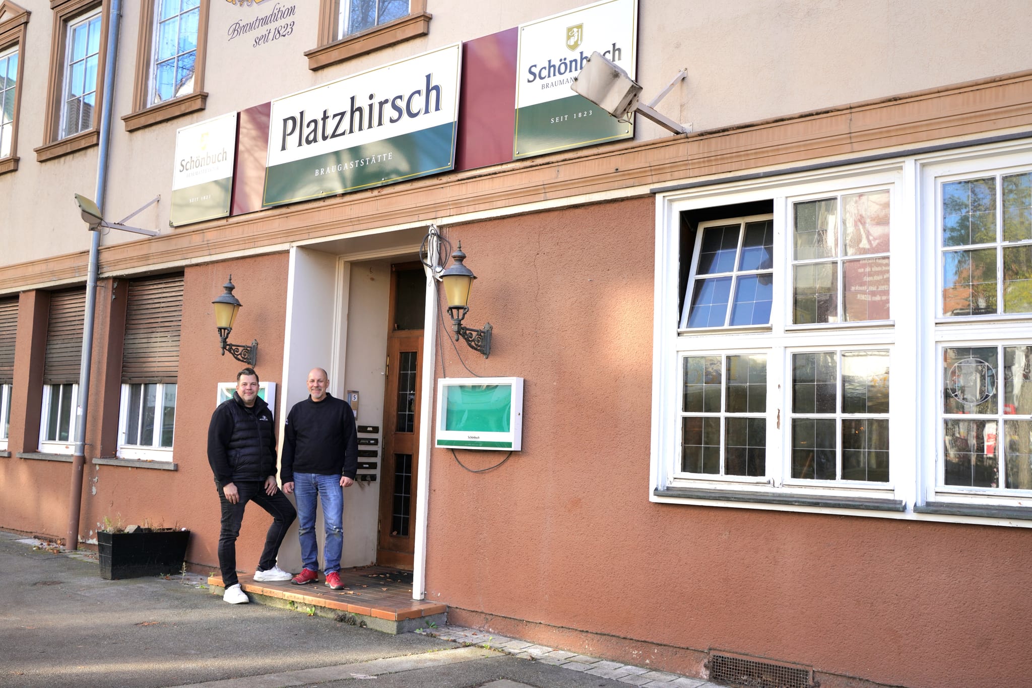 Tobias Faude (links) und Joachim Breitmayer sind die neuen Pächter des Platzhirschs am Böblinger Postplatz.
