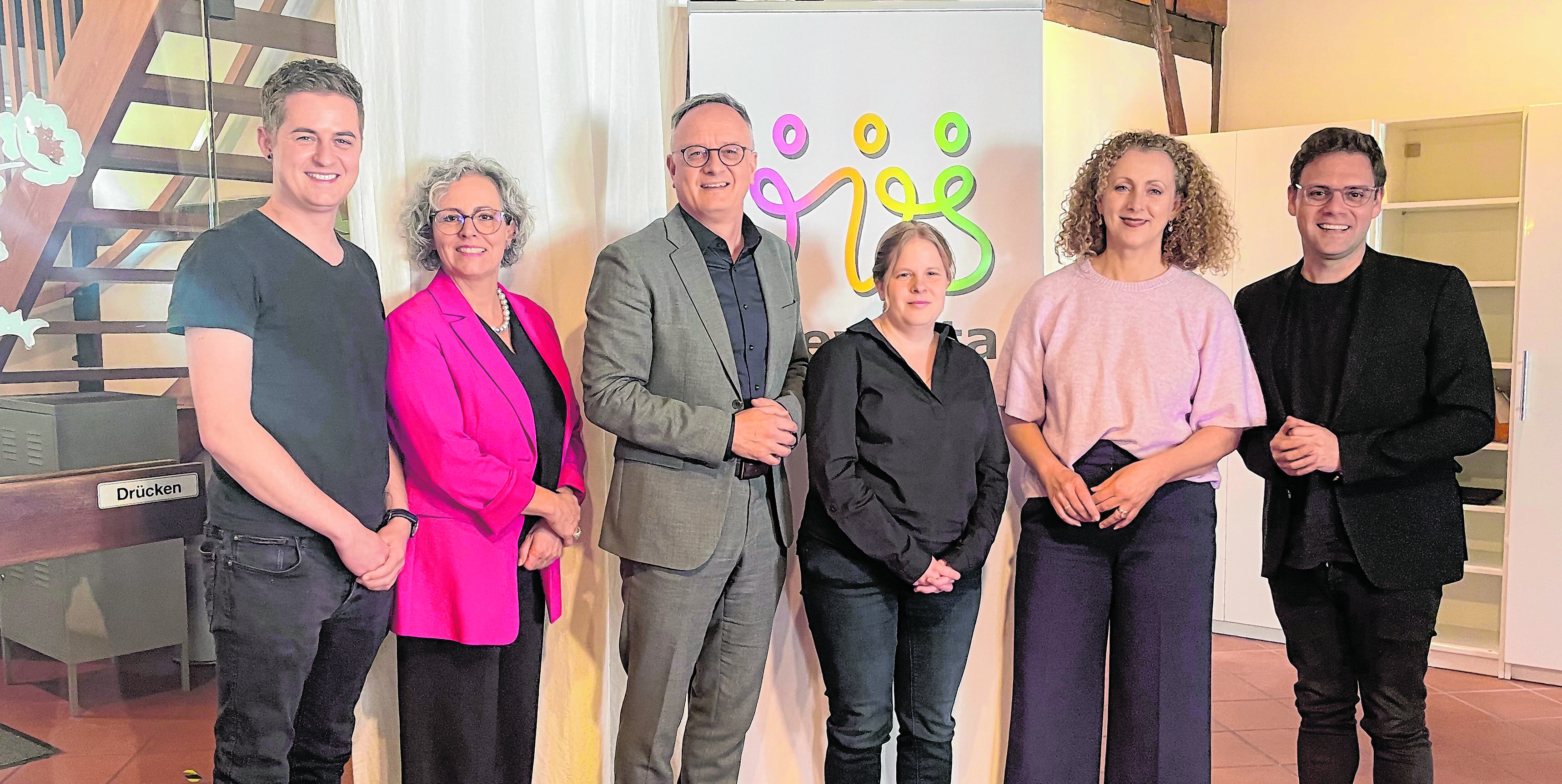 Von links: Lukas Häberle, Mitglied im Verwaltungsrat von Mevesta; Susanne Künschner, Fachvorständin Jugendhilfe bei Mevesta; SPD-Fraktionsvorsitzender Andreas Stoch; Jessica Bernhard, Leiterin der Suchthilfezentren Herrenberg und Sindelfingen; Helena Resch, Fachvorständin Suchthilfe bei Mevesta; SPD-Landtagsabgeordneter Florian Wahl. Bild: Gospodarczyk