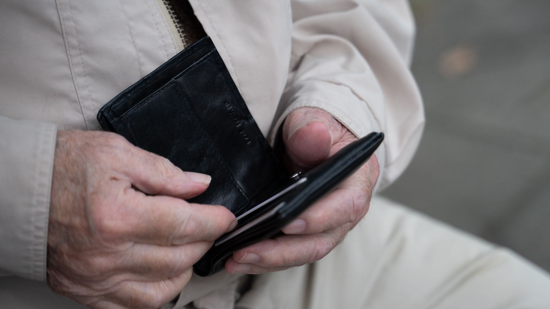 Bei vielen Rentnerinnen und Rentner wandert weniger Geld aufs Konto. (Symbolbild)