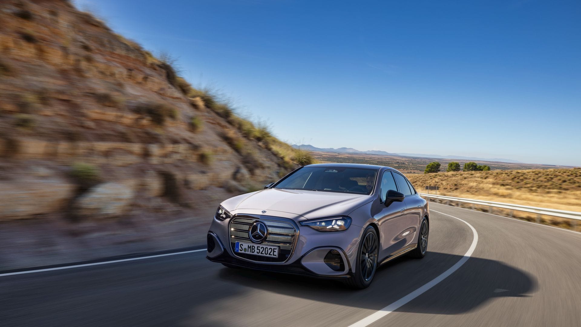 Mercedes fährt mit seiner  neuen C-Klasse vor.