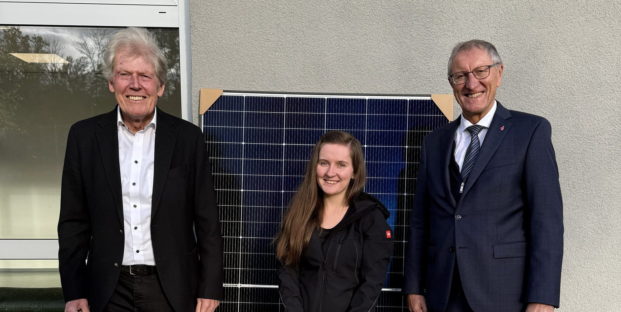 Auf unserem Foto: Landrat Roland Bernhard (rechts), der stellvertretende Vorstand der Kommunalanstalt Kreistierheim Wolf Eisenmann (links) und die Leiterin des Kreistierheims Bianca Balla (Mitte) vor einem PV-Modul.