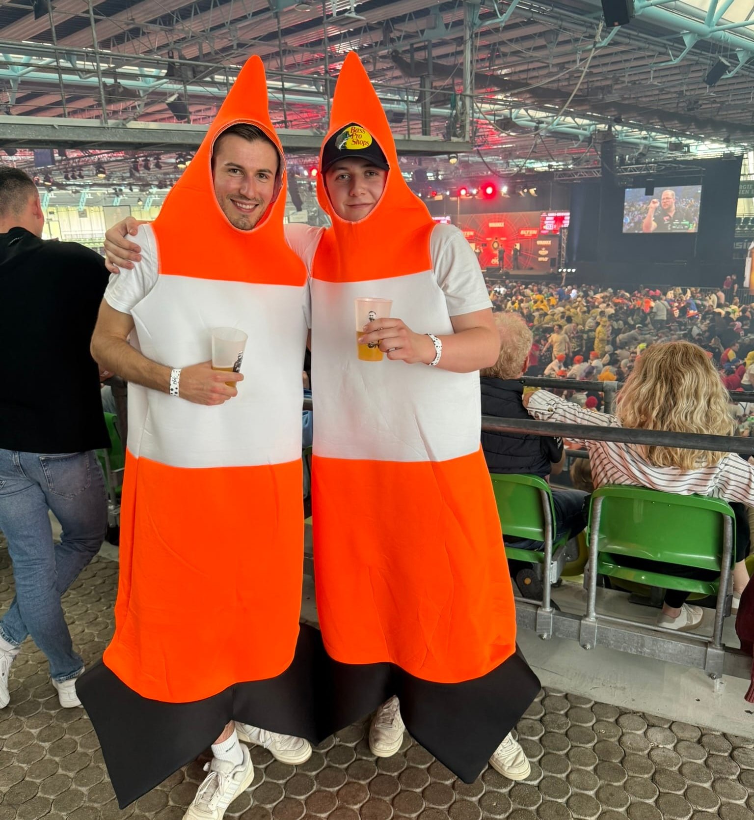 Cedric Meeh und Kumpel Tom kamen als Pylone verkleidet in den Sindelfinger Glaspalast.