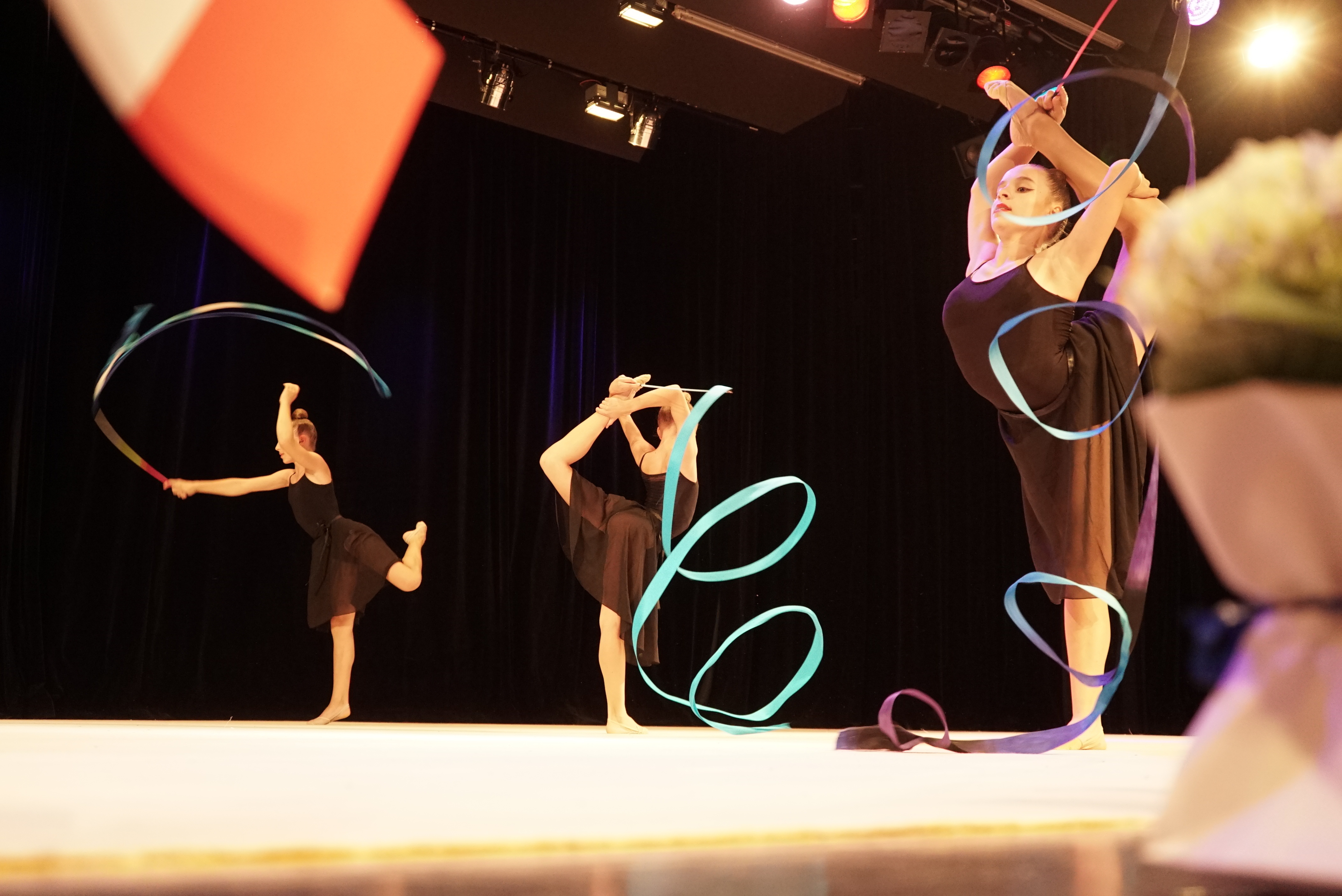 War ein Teil des Partnerschaftsabends im Maichinger Bürgerhaus: Choreografie mit Bändern von der Vfl-Abteilung  rhythmische Sportgymnasitk.                     Bild Heiden