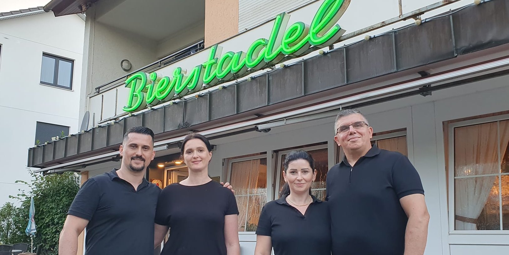 Das Wirte-Quartett Kushtrim und Deniza Haxhiu sowie Fitore und Besnik Gashi (von links) macht Schluss im Sindelfinger Bierstadel und konzentriert sich im neuen Jahr auf das Schwarzwaldvereinsheim.Bild: Wegner