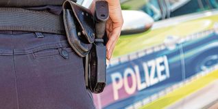 Die Polizei rückte mit zwei Streifenwagen zum Tatort in Renningen aus und trennte die beiden Streithähne .