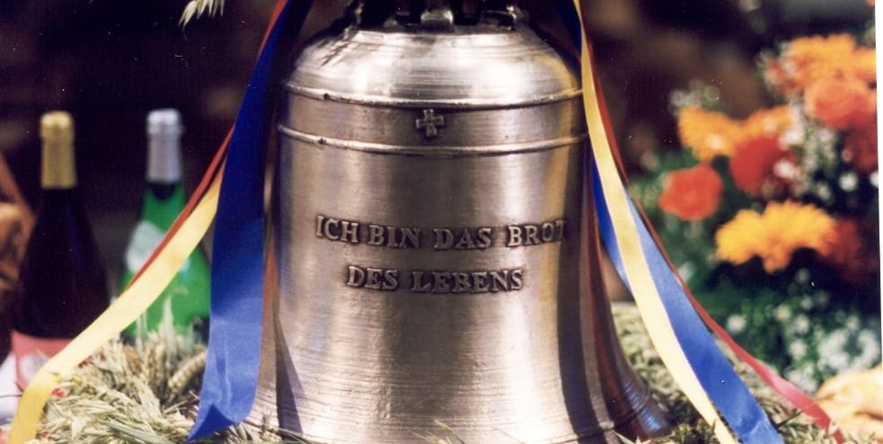 Die Schul- und Vesperglocke mit der Inschrift „Ich bin das Brot des  Lebens”, die 1999 als Bürgerspende wieder ins Geläut der Martinskirche aufgenommen wird.
