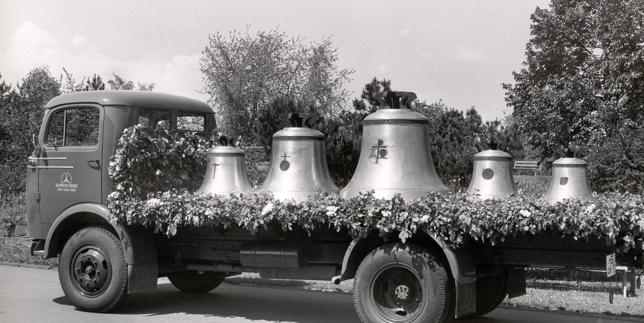 1952 bekommt die Martinskirche fünf Glocken auf einem Lastwagen geliefert.