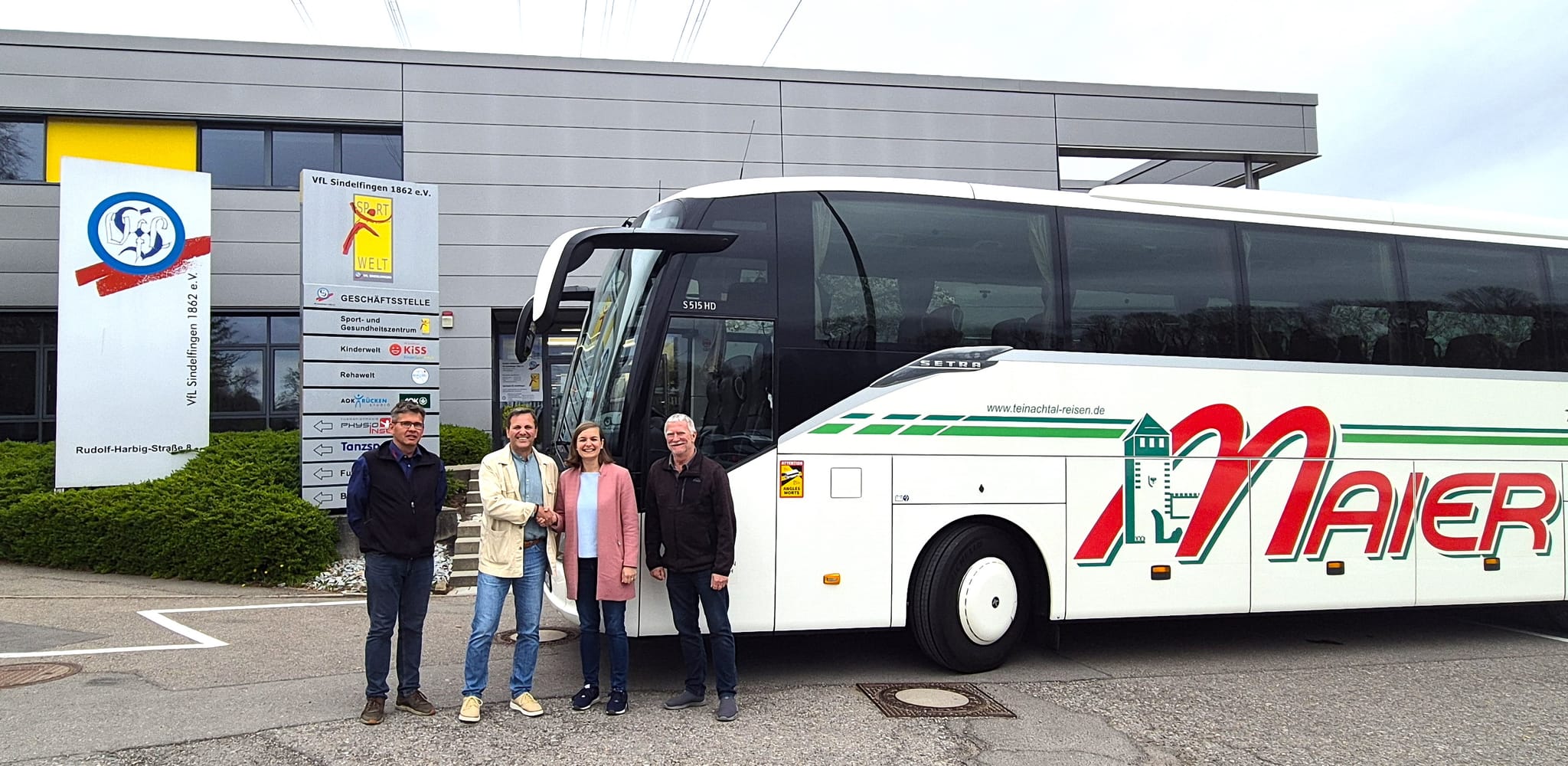 Busfahrer Thomas Kratzer, Carsten Seeger, Kaufmännische Geschäftsleitung Teinachtal-Reisen Maier), VfL-Geschäftsführerin Anne Köhler und VfL-Vizepräsident Andreas Bonhage. Bild: z