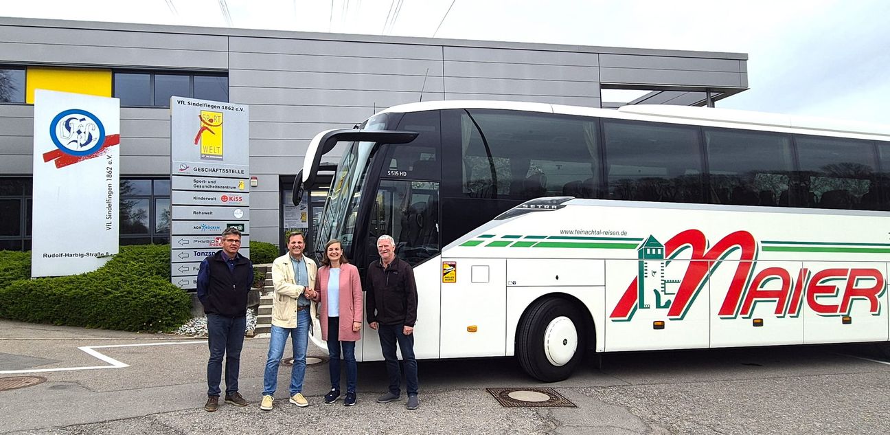 Busfahrer Thomas Kratzer, Carsten Seeger, Kaufmännische Geschäftsleitung Teinachtal-Reisen Maier), VfL-Geschäftsführerin Anne Köhler und VfL-Vizepräsident Andreas Bonhage. Bild: z