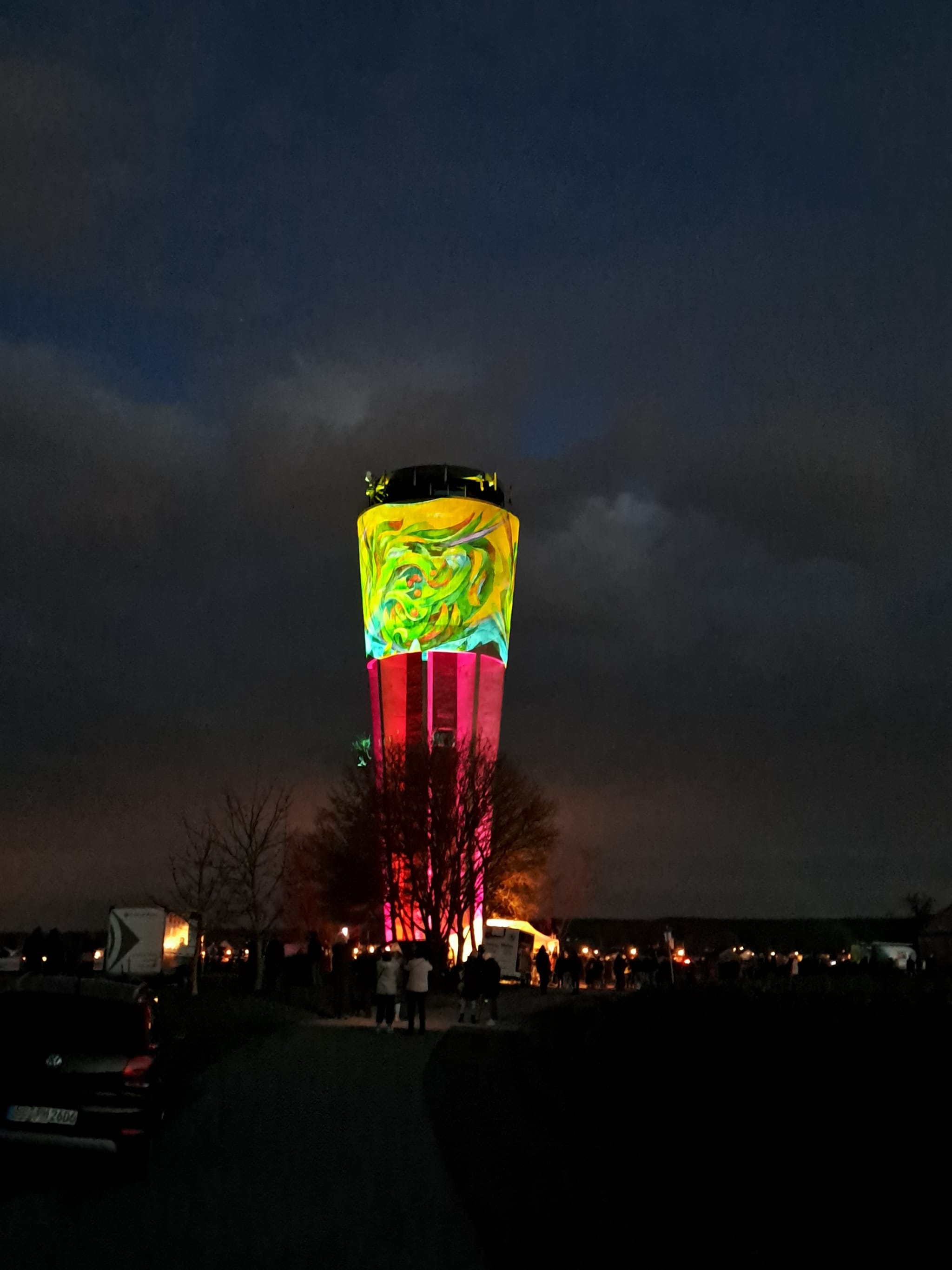 Der illuminierte Wasserturm.