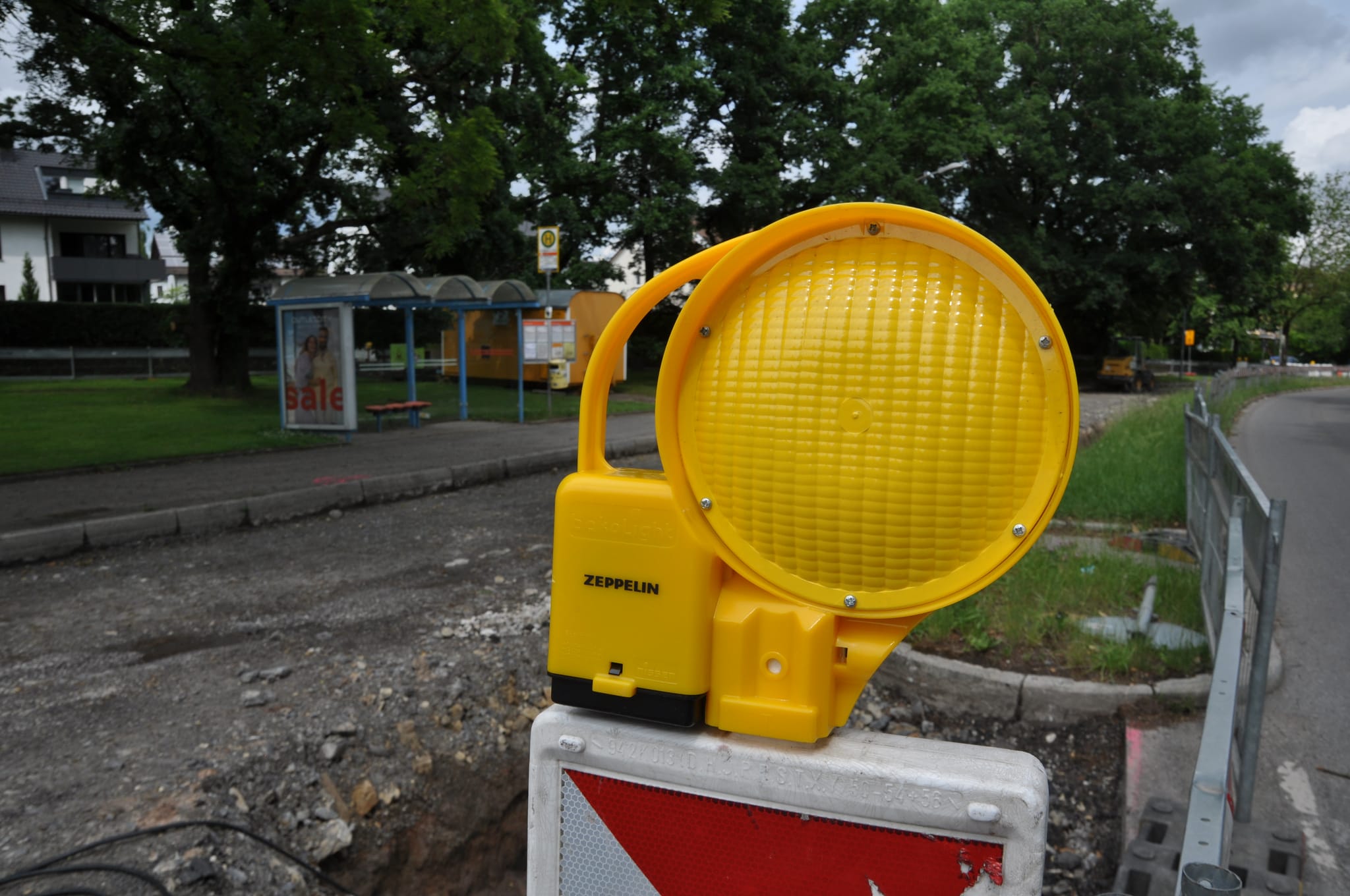 Einsam und verlassen: eine Baustellenlampe in der Pfarrwiesenallee.