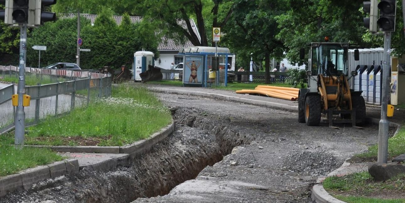 Große Baustelle, keine Arbeiter: Stillstand auf der Baustelle in der Pfarrwiesenallee.