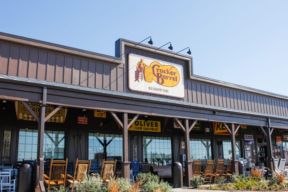 Die US-amerikanische Restaurant- und Einzelhandelskette Cracker Barrel hat ihr Logo geändert. Hier ist noch das alte Design zu sehen.