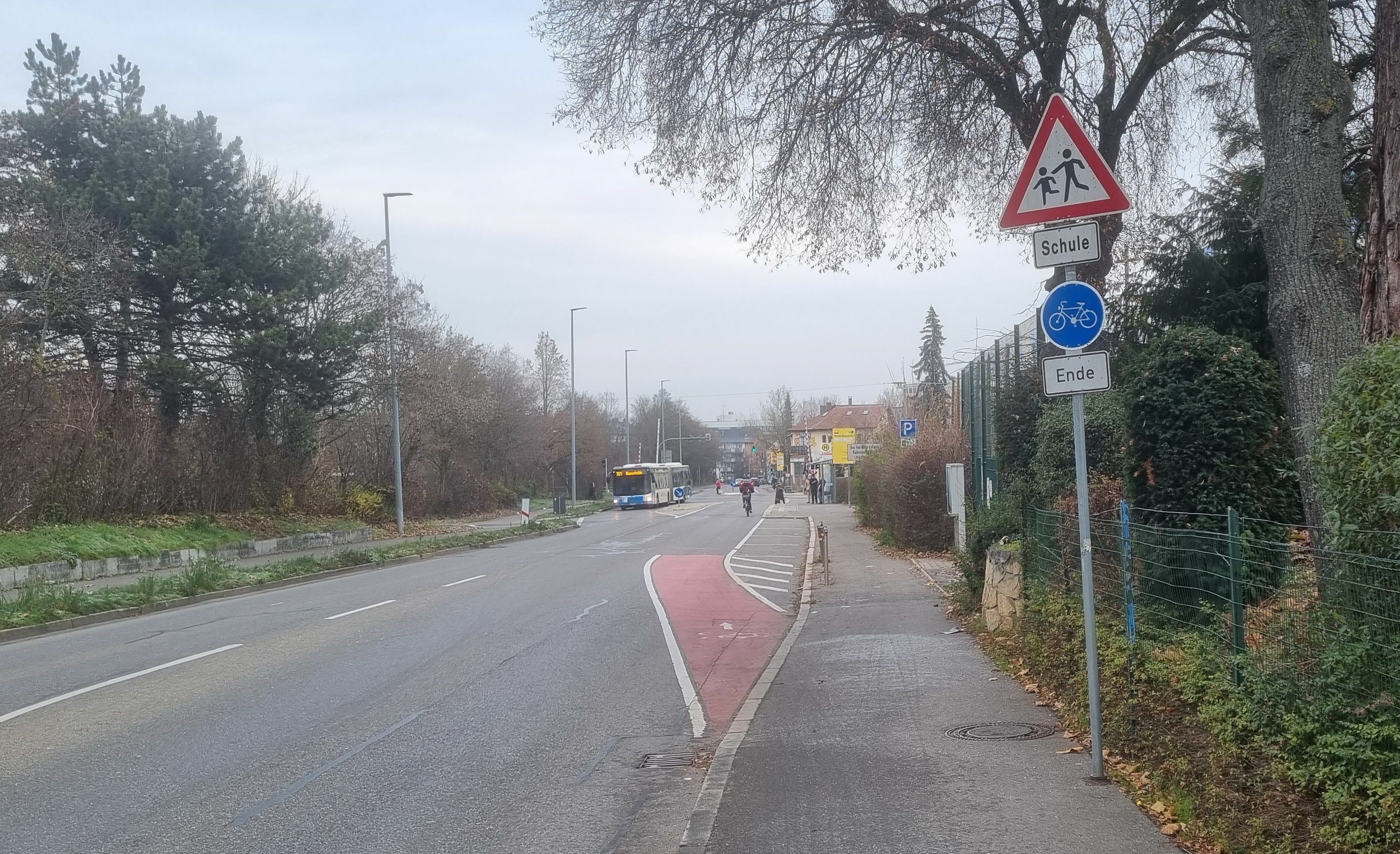 Böblinger Problemstelle: Ab hier wird's für Fahrradfahrer in der Tübinger Straße unübersichtlich und gefährlich. Bis zur Herrenberger Straße gibt es für Radler, die von Holzgerlingen in Richtung Stadtmitte unterwegs sind, keine sichere Radweg-Verbindung mehr. Bild: Hamann