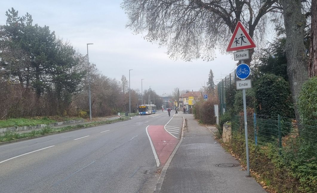 Böblinger Problemstelle: Ab hier wird's für Fahrradfahrer in der Tübinger Straße unübersichtlich und gefährlich. Bis zur Herrenberger Straße gibt es für Radler, die von Holzgerlingen in Richtung Stadtmitte unterwegs sind, keine sichere Radweg-Verbindung mehr. Bild: Hamann