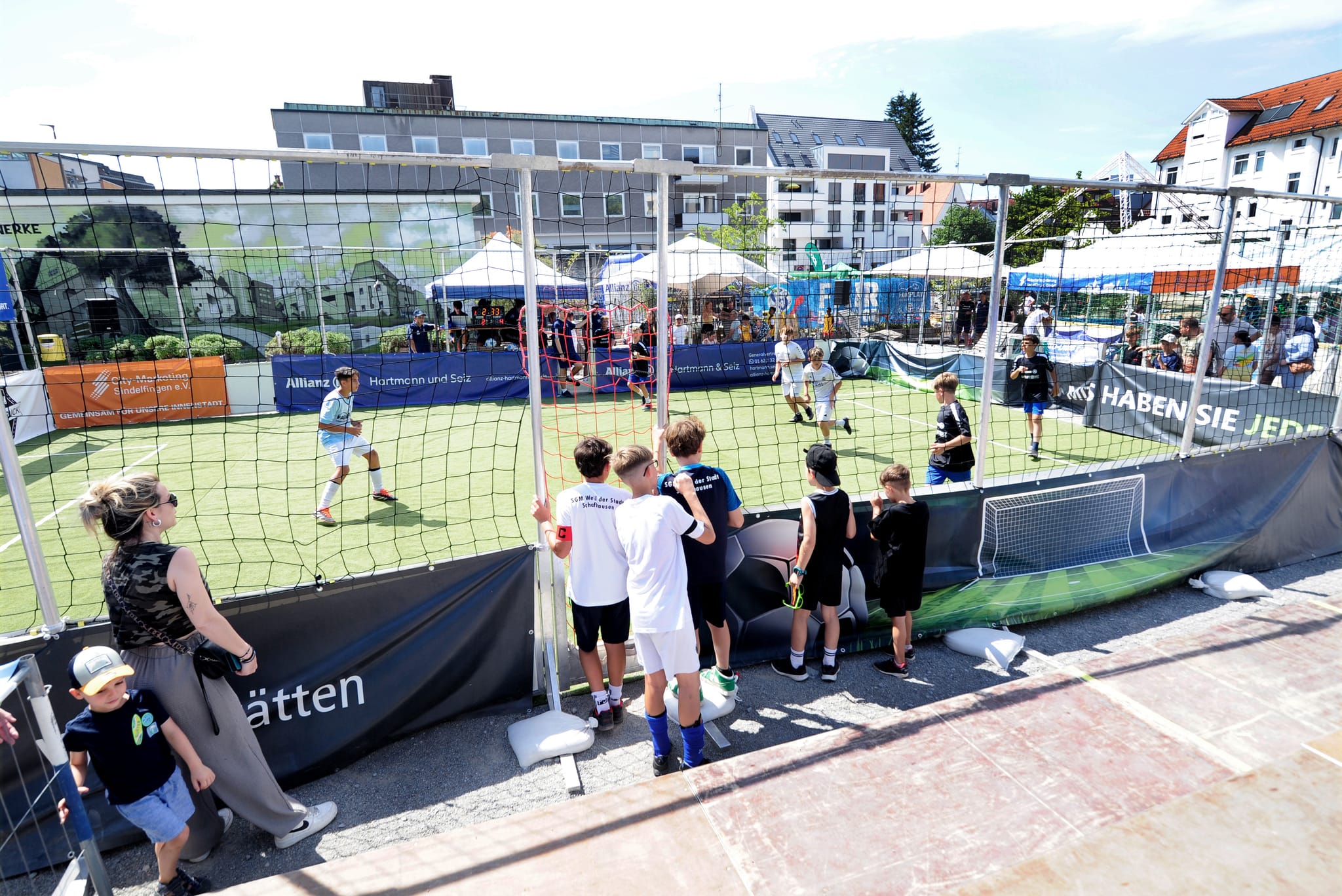 Die Zuschauer waren bei dem Streetsoccer Cup am Samstag hautnah dabei.