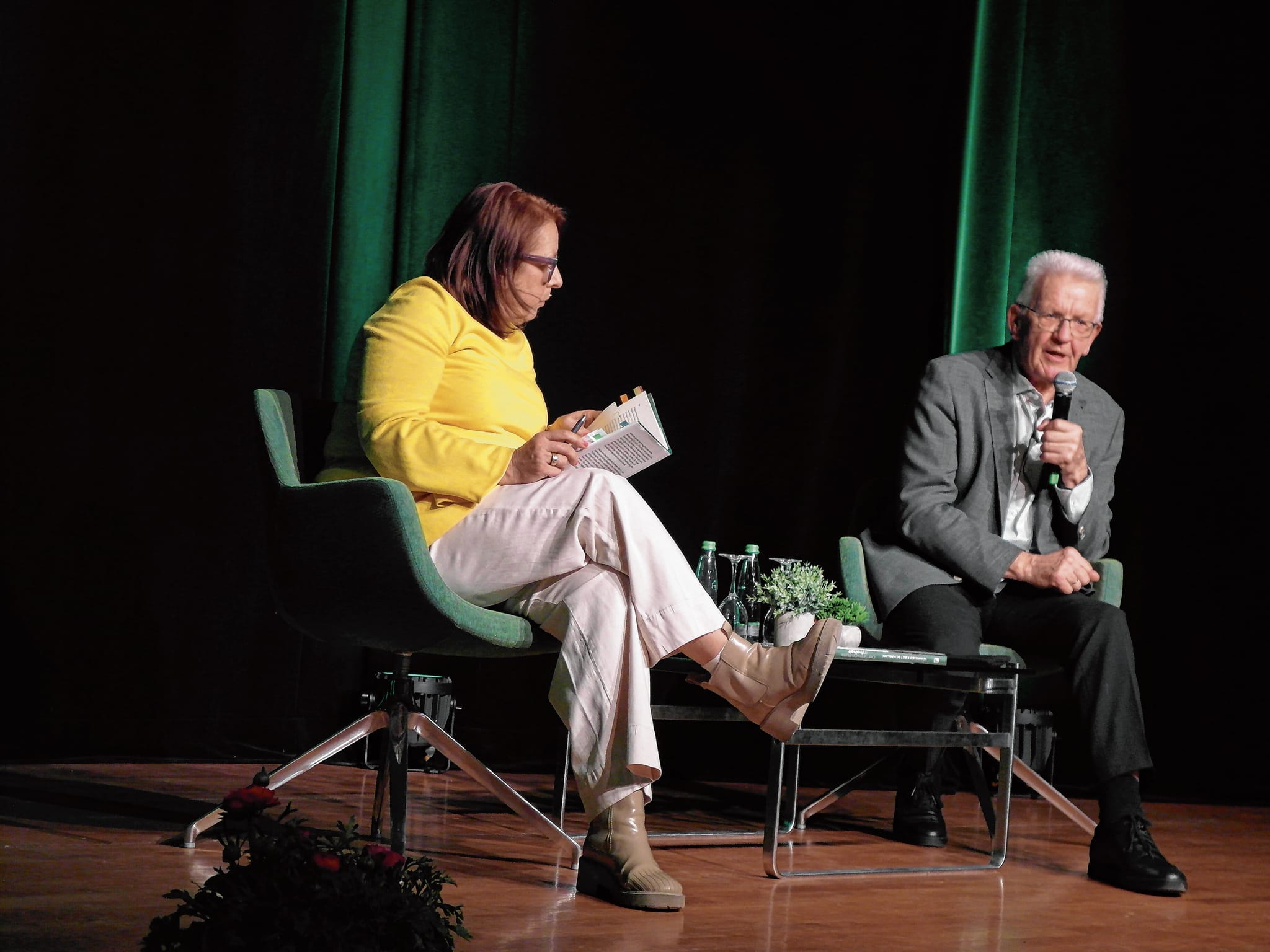 Gabriele Renz in der Sindelfinger Stadthalle im Gespräch mit Winfried Kretschmann. 	Bild: Staber