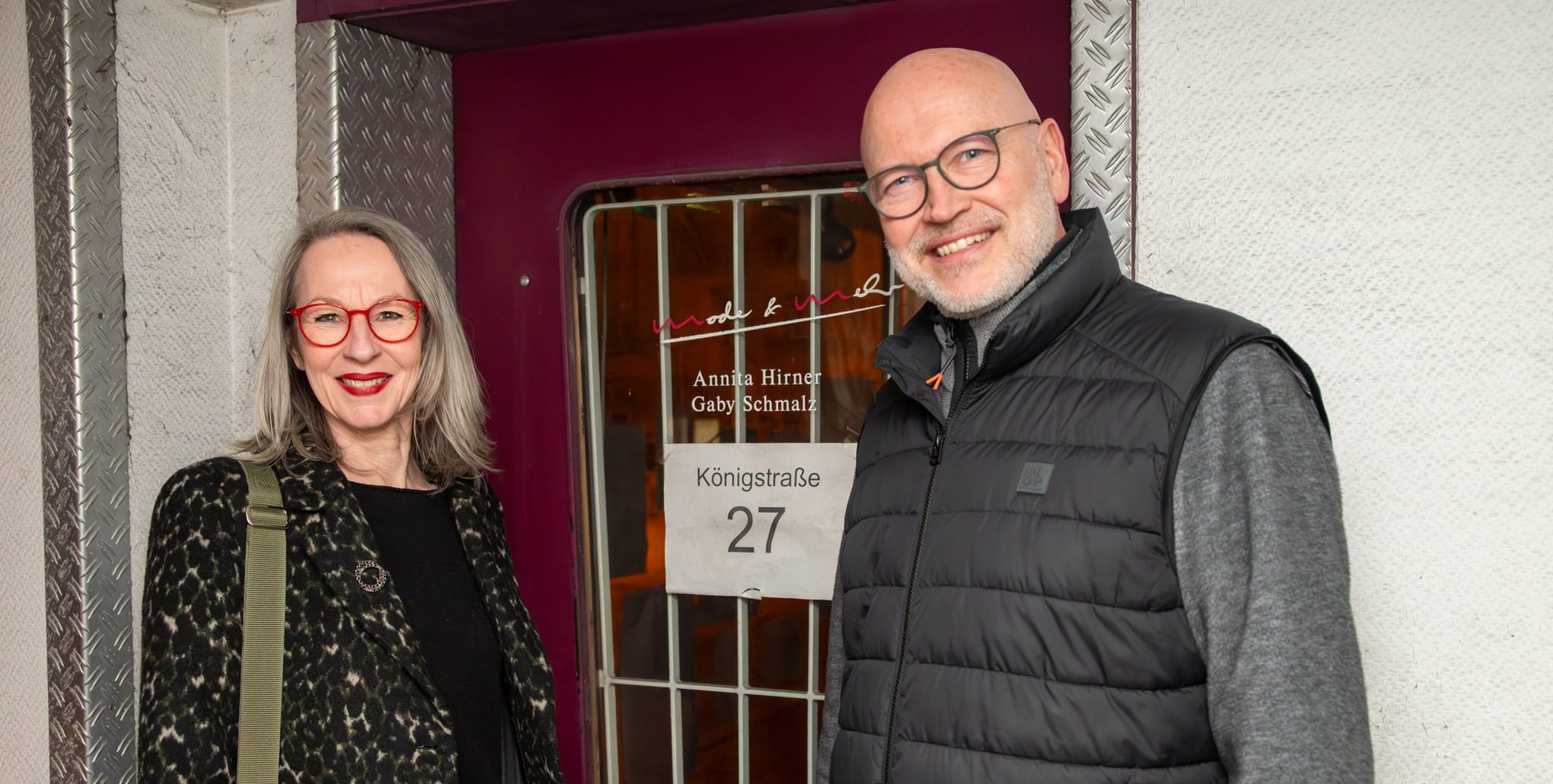 Hannelore Röhm und Jochen Werner von der Bürgerinitiative „Lebendige Ortsmitte“ vor der Eingangstür ins ehemalige Modegeschäft im Meissnerhaus.