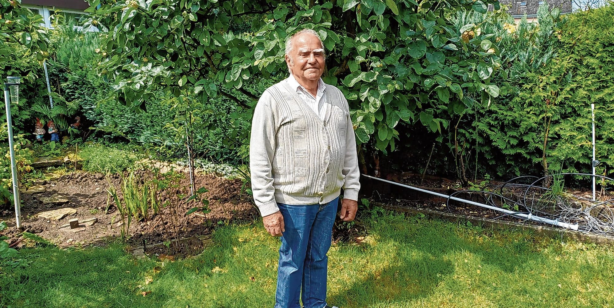 Hans Barthelmeß in seinem Garten in Gärtringen.