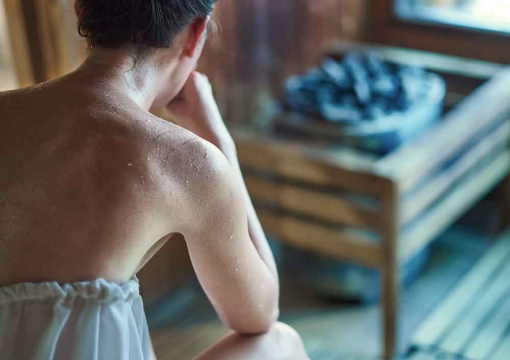 Ist ein Saunabesuch bei Erkältung ratsam? Erfahren Sie, wann die Sauna helfen kann, wann sie schadet und wie Sie Ihr Immunsystem durch regelmäßiges Saunieren stärken.