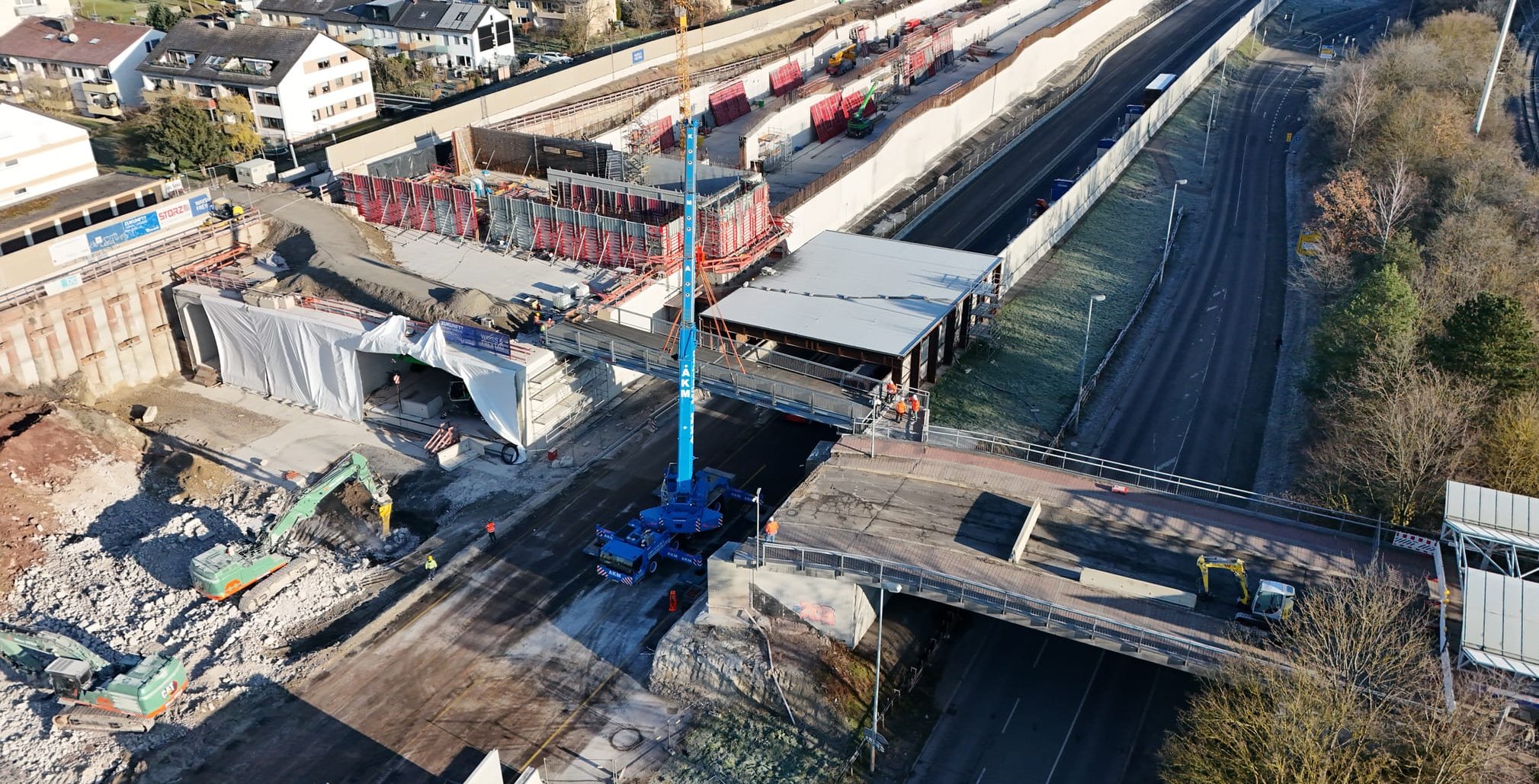 Die provisorische Brücke führt Fußgänger und Radfahrer auf den Tunnel.