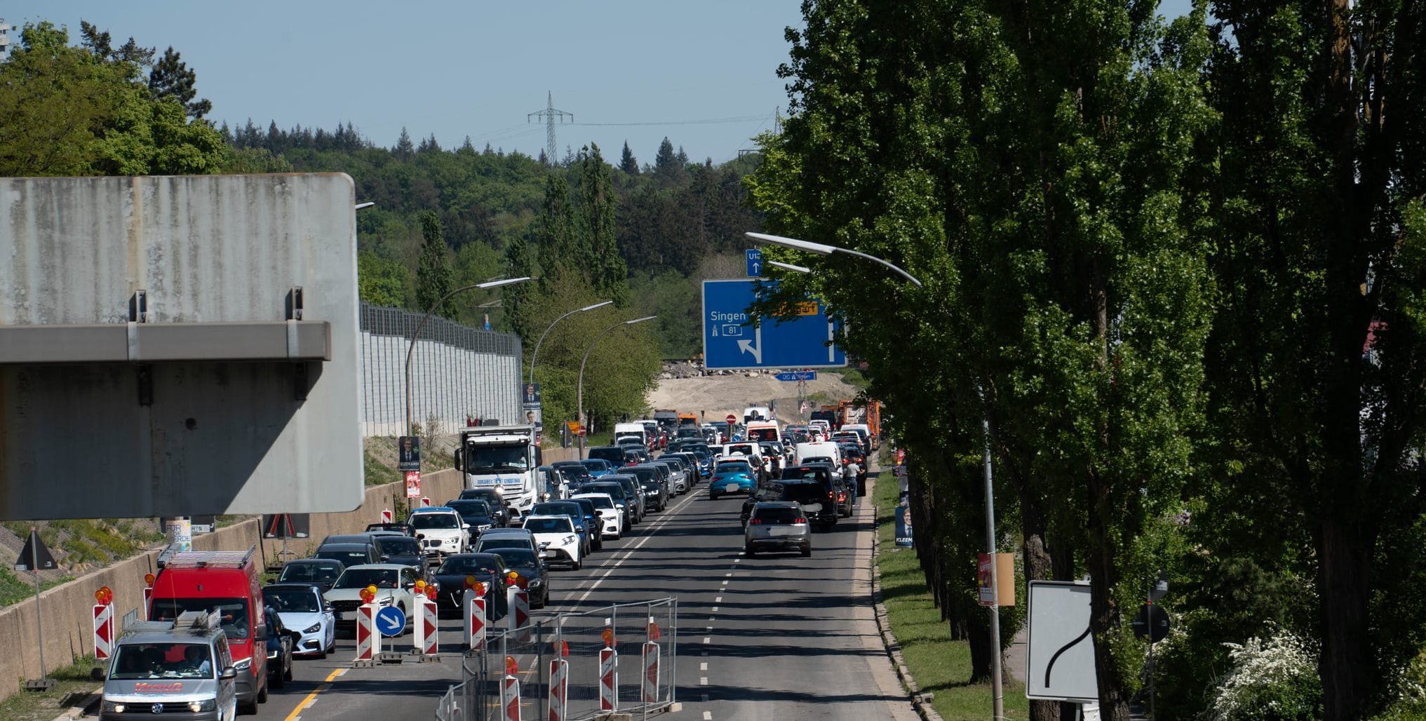Stadtauswärts fließt der Verkehr am Samstagmittag noch ganz gut, stadteinwärts staut es sich.