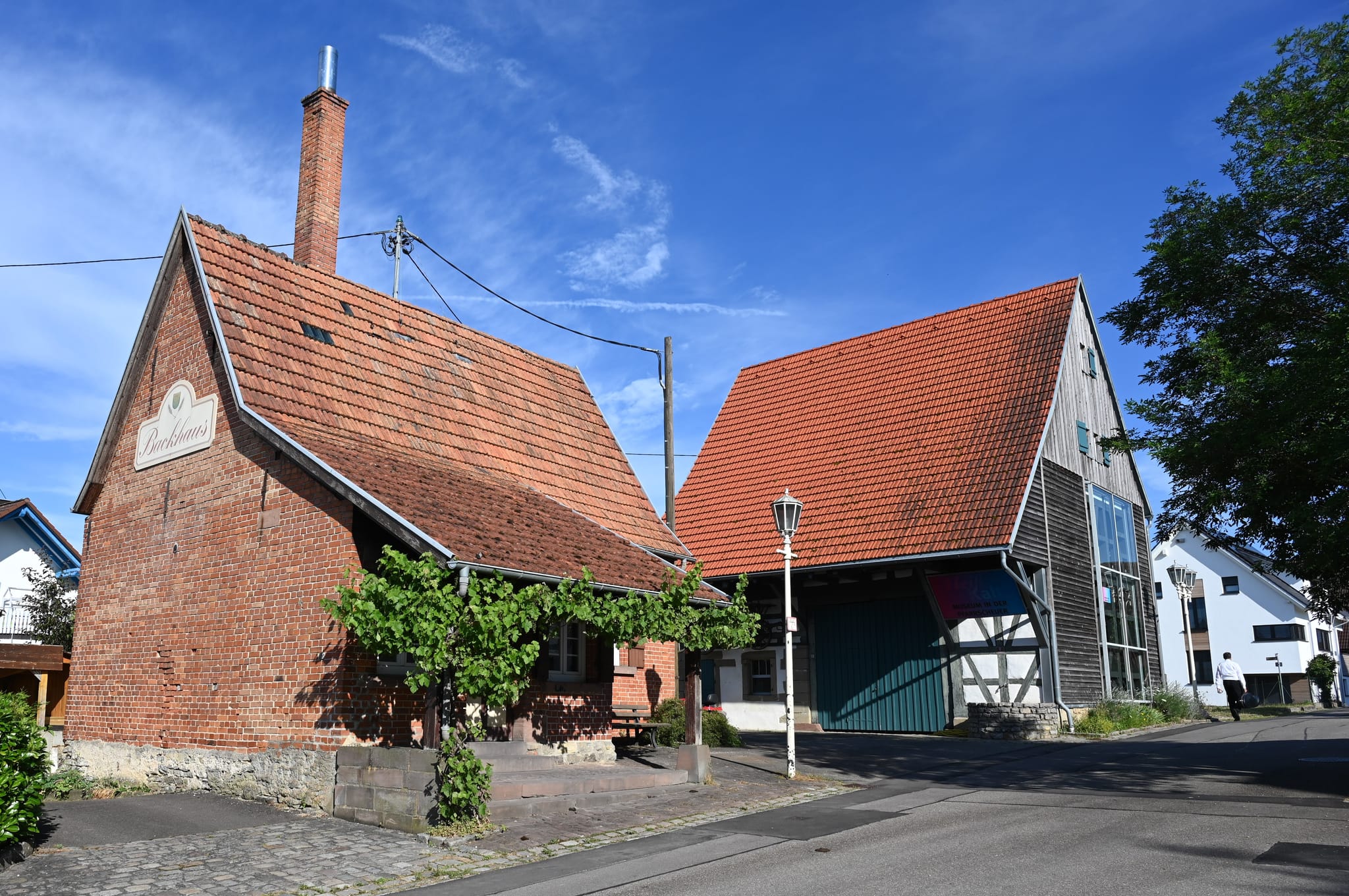 Das Backhaus und die ehemalige Pfarrscheuer, die heute das Museum "Heiß-Kalt" beherbergt.