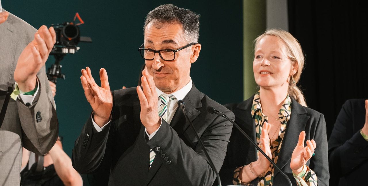 Thekla Walker und Cem Özdemir freuen sich in Stuttgart über das gute Ergebnis der Grünen.