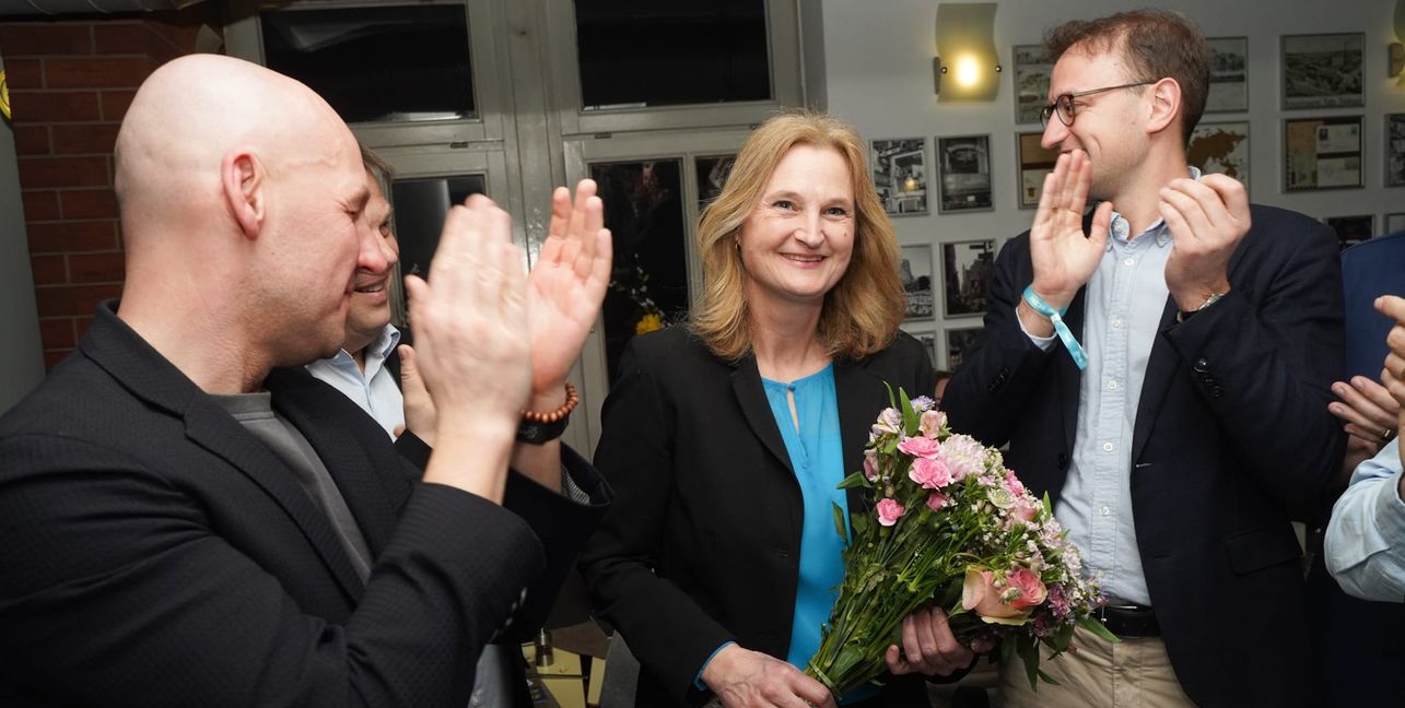 Regina Dvořák-Vučetić holt für die CDU das Direktmandat zurück und zieht in den Landtag ein. Beifall bekommt sie um 21.24 Uhr unter anderem von ihrem Vorgänger Matthias Miller (rechts) und dem CDU-Bundestagsabgeordneten Marc Biadacz (links).