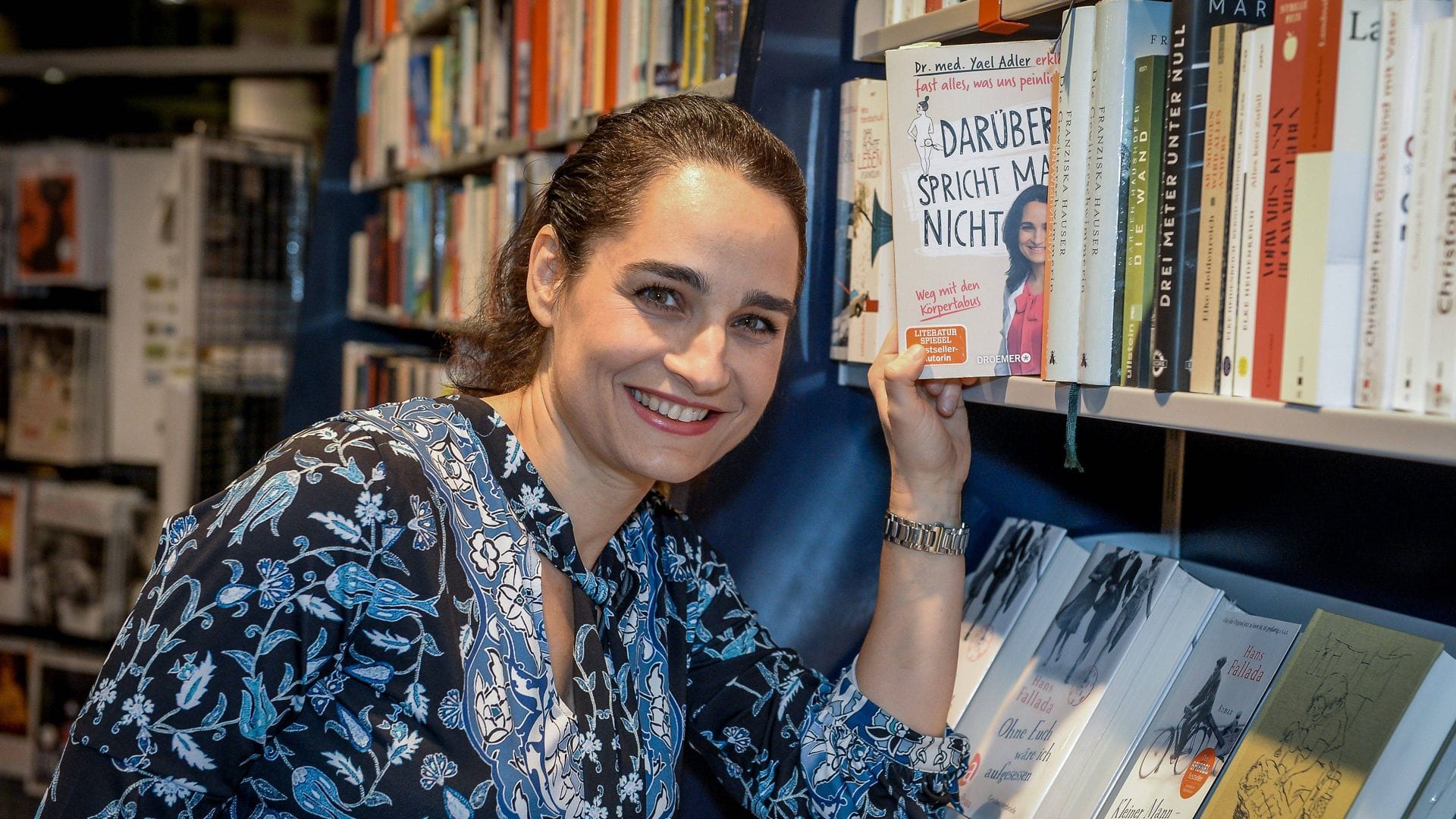 Medizinerin Yael Adler schreibt Bücher über Hautprobleme und Körperteile.