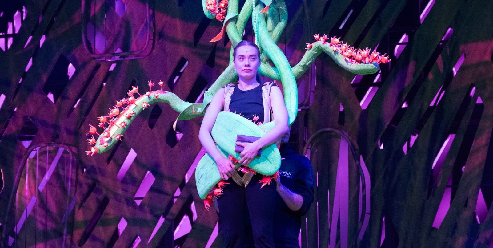 Judith Caspari kurz bevor sie, gefangen von einer Pflanze auf Tarzan trifft. Bilder: Nüßle