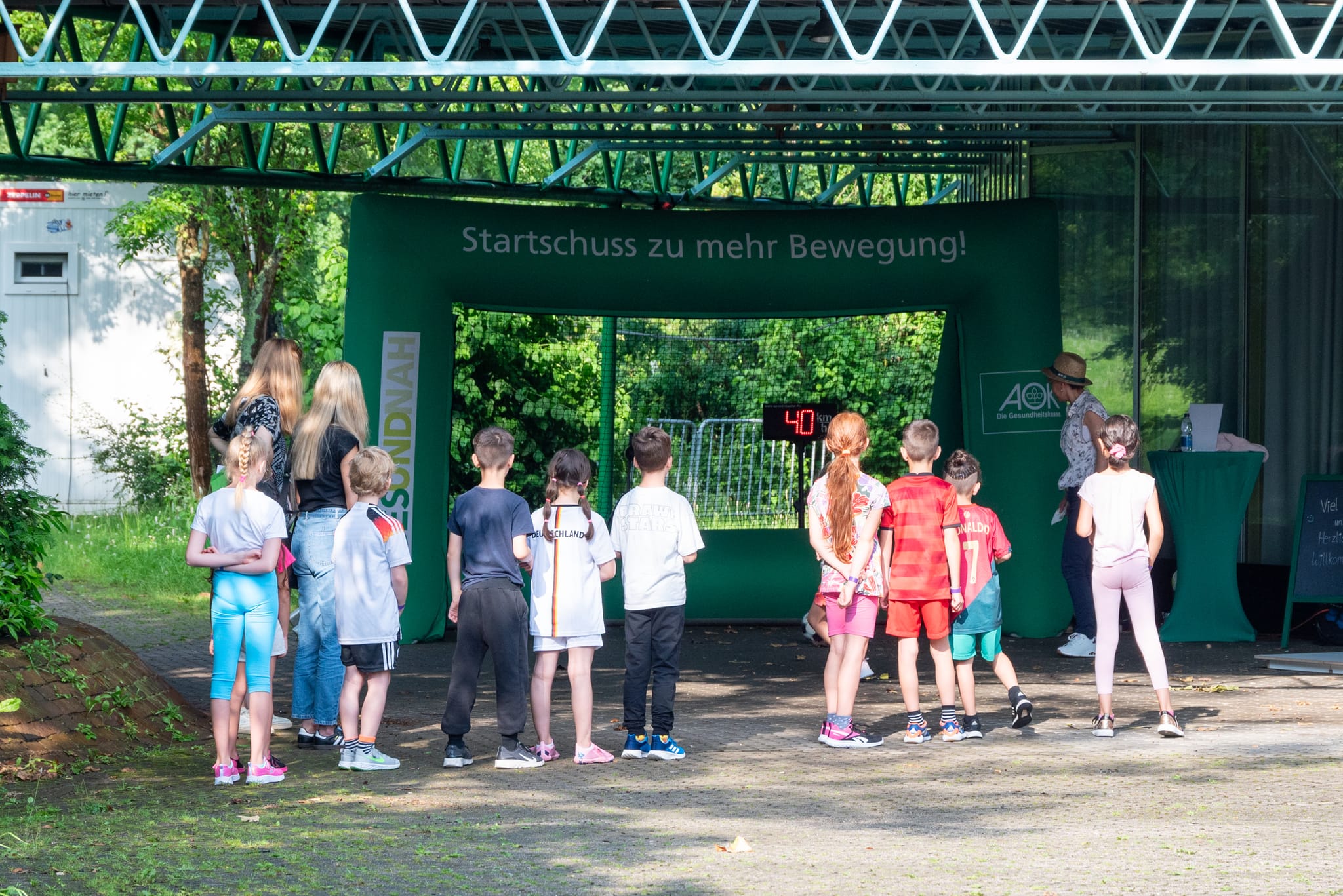 Einmal wissen wie schnell ein Ball fliegt, das konnten die Kinder an der Station „Fußball“ erfahren.