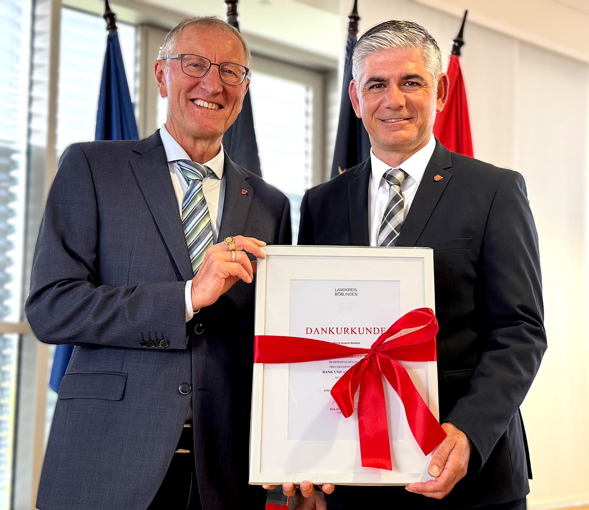 Landrat Roland Bernhard und Ioannis Delakos